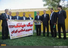 عکس/پلاکارداستقبال‌کنندگان ازاحمدی‌نژاد