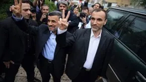 تصاویر/بقایی و زنبیل قرمز حاوی دفاعیاتش در دادگاه!