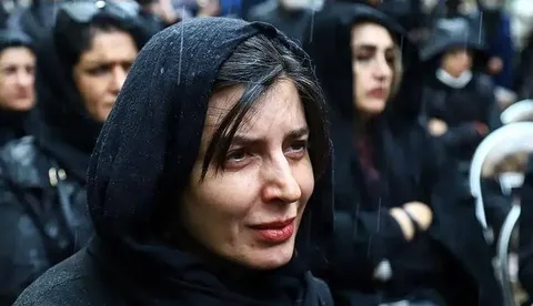 بی‌قراری لیلا حاتمی در مراسم خاکسپاری مادرش +عکس و فیلم