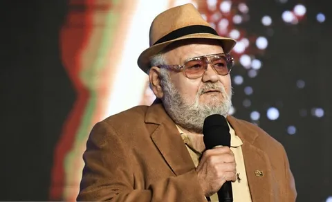 سنگ قبر اکبر عبدی با یک نوشته خاص نصب شد +عکس