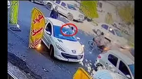 فیلم | لحظه سرقت گوشی در چند ثانیه در پی غفلت راننده