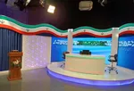 عکس یادگاری خبرنگار آمریکایی با سحر امامی مقابل ساختمان شیشه‌ای