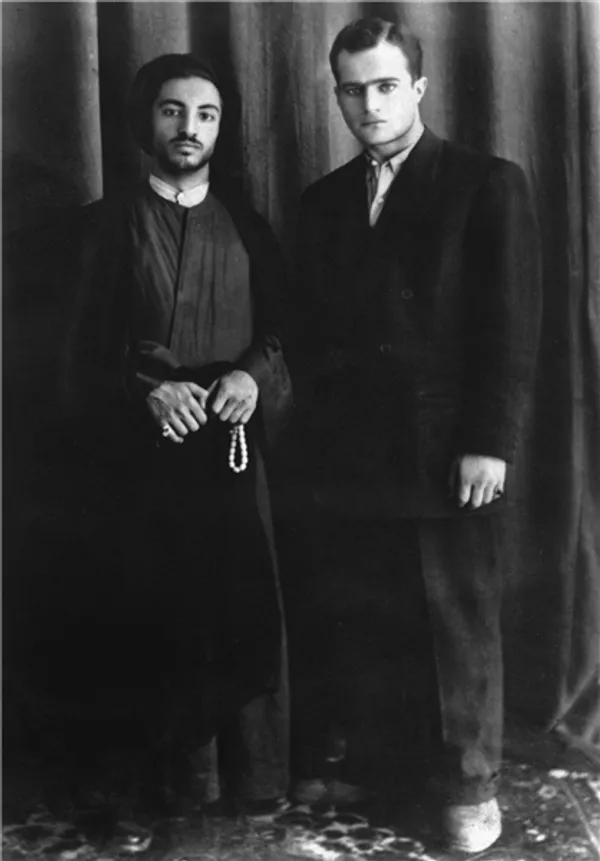 2- شهید سیدحسین امامی در کنار شهید نواب صفوی پس از تاسیس جمعیت فدائیان اسلام