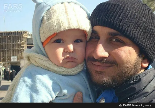  شهید احمد عطایی در کنار فرزندش 