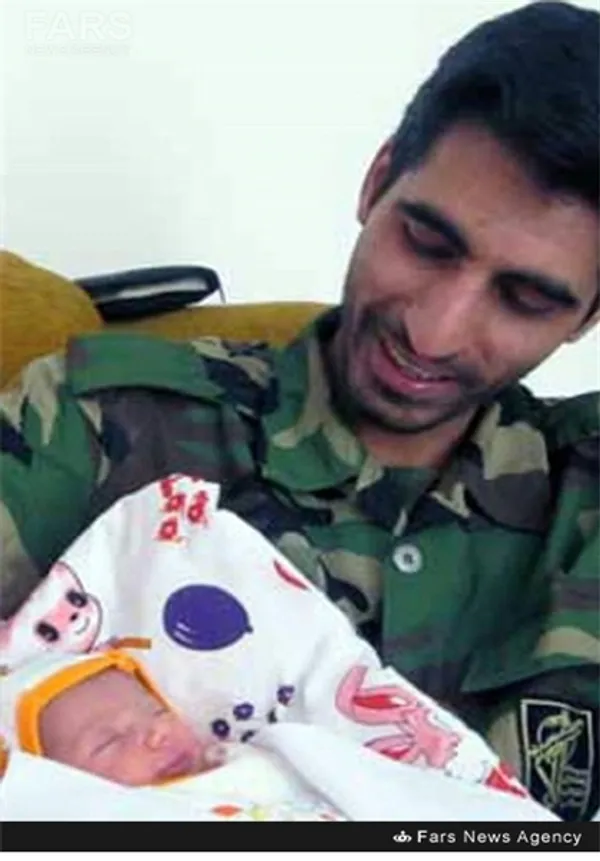  شهید محسن حیدری در کنار فرزندش 