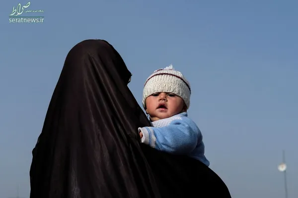 یک زن آواره عراقی با کودکش در اردوگاه حمام القلیل در جنوب موصل