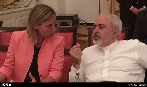 این لحظه احتمالا همان لحظه‌ای نیست که ظریف در مقابل موگرینی فریاد زده بود: «هرگز یک ایرانی را تهدید نکنید»، اما این عکس در رسانه‌های مختلف برای نمایش آن لحظه استفاده شد. خانم موگرینی درباره برداشتن تحریم‌های تسلیحاتی گفته بود: «پس برویم خانه‌هایمان» و ظریف هم واکنش تندی نشان داد. واکنش ظریف تبدیل به هشتگی در رسانه‌های مجازی شد. 
