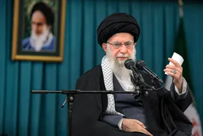 فیلم| رهبر انقلاب: جمهوری اسلامی ایران در مقابل چاقوکش‌های بین‌المللی ایستاده است
