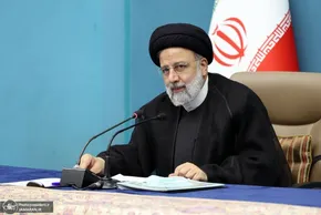 فیلم/ انتقال پیکر رئیس جمهور و همراهان توسط امدادگران هلال احمر و تکاوران نیروی زمینی ارتش به مناطق پایین دست
