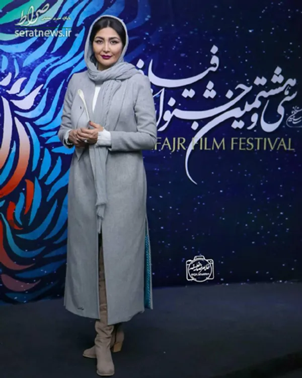 از اونجایی که طوسی رنگی خنثی‌ست با هر رنگی می‌تونه ست بشه و جلوه‌ی خوبی داشته باشه. مثلا مریم معصومی ترکیب خنثی طوسی رو با چکمه‌های کرم تا حدودی از یکنواختی درآورده.