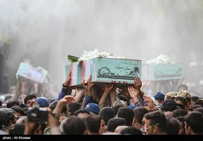 فیلم/حضور فرمانده کل سپاه و خانواده شهید حاج قاسم سلیمانی در مراسم تشییع شهدا در مصلی کرمان