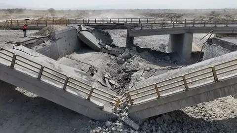 تصاویر| بازسازی پل‌های تخریب‌شده هرمزگان در حمله دشمن