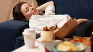 چرا بعد از خوردن غذا احساس خواب‌آلودگی می‌کنیم؟