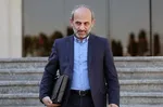 کنایه پویانفر به جبلی در پی تعطیلی برنامه ماجرای جنگ