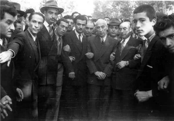 حدود 20 نفر از فعالین سیاسی پهلوی اول که برای برگزاری انتخابات آزاد در کاخ مرمر تحصن کردند اسامی به شرح ذیل است آقایان عبدالقدیر آزادخراسانی، شمس‌الدین امیرعلایی، مظفر بقایی، سید ابوالحسن عباس خلیلی، حائری‌زاده، ارسلان خلعتبری، احمد زیرک‌زاده، کریم سنجابی، سید علی شایگان، حسن صدر، ابوالحسن امیری نوری، سید حسین فاطمی، آیت‌الله جعفر غروی، رضا کاویانی، یوسف مشار، سید حسین مکی، احمد ملکی، سید محمدرضا جلالی نایینی، سید محمد نریمانی و دکتر محمد مصدق