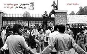 عکس/ مدیرمسئول کیهان با پای شکسته در راهپیمایی 13 آبان