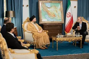 فیلم | استقبال گسترده مردمی از لاریجانی در فرودگاه بیروت
