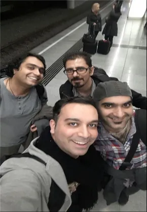 سلفي بازیگر معروف و مادرش درماشين لوکسش
