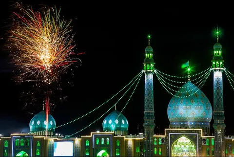فیلم| حال‌وهوای متفاوت مسجد جمکران در شب آغاز امامت امام زمان(عج)