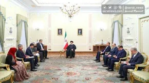 فیلم | پسربچه‌ بازیگوشی که خودش را زودتر از رئیس جمهور به سکو رساند