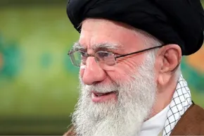 فیلم | نطق ایستاده رهبری در مراسم چهلم شهدای جنگ ۱۲ روزه