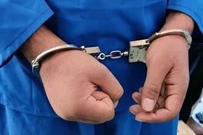 فیلم| لحظه هدف قرار گرفتن یکی از سارقین که بدون توجه به دستور پلیس قصد فرار از محل سرقت را داشت