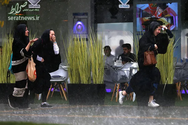 بارش شدید باران در ریاض عربستان و تلاش دختران عربستانی برای رفتن به زیر یک سرپناه