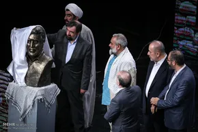 عکس/ قرآن خواندن رضا صادقی در مدرسه