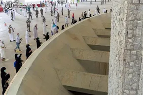 فیلم/ خشم مفرط یک حاجی از شیطان، در رمی جمرات!