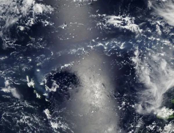 تماشای دود و خاکستر آتشفشان از فضا . این تصویر مربوط به فوران آتشفشان مجمع الجزایر Vanuatu Archipelago در اقیانوس آرام جنوبی است. حجم قابل توجه دود و خاکستر ناشی از آن از فضا نیز قابل رؤیت است 