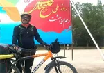 پرنده‌ عصبانی در تعقیب دوچرخه‌سوار+تصاویر