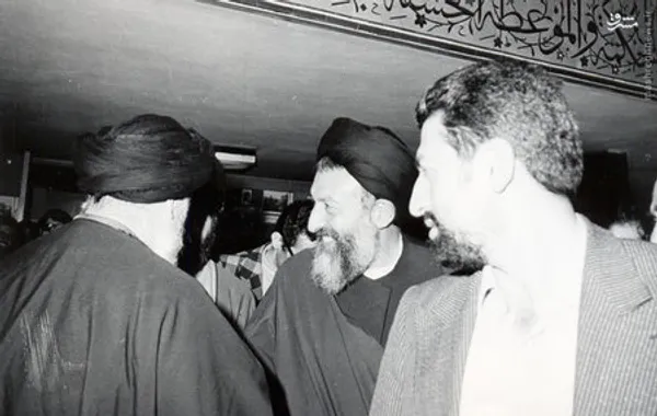  شهید آیت الله محمد حسین بهشتی در کنار اعضای حزب جمهوری اسلامی 