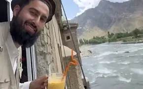 فیلم | سیلی‌زدن عضو طالبان به یک شاعر منتقد!